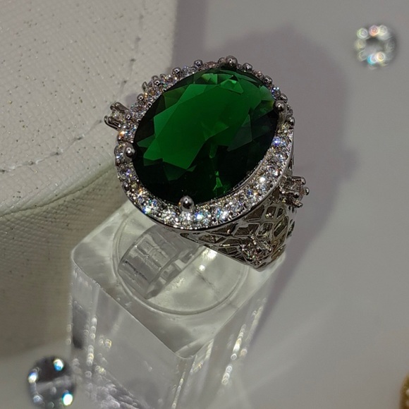 Stunning Emerald Zircon Chunky Cocktail Ring - Picture 7 of 11
